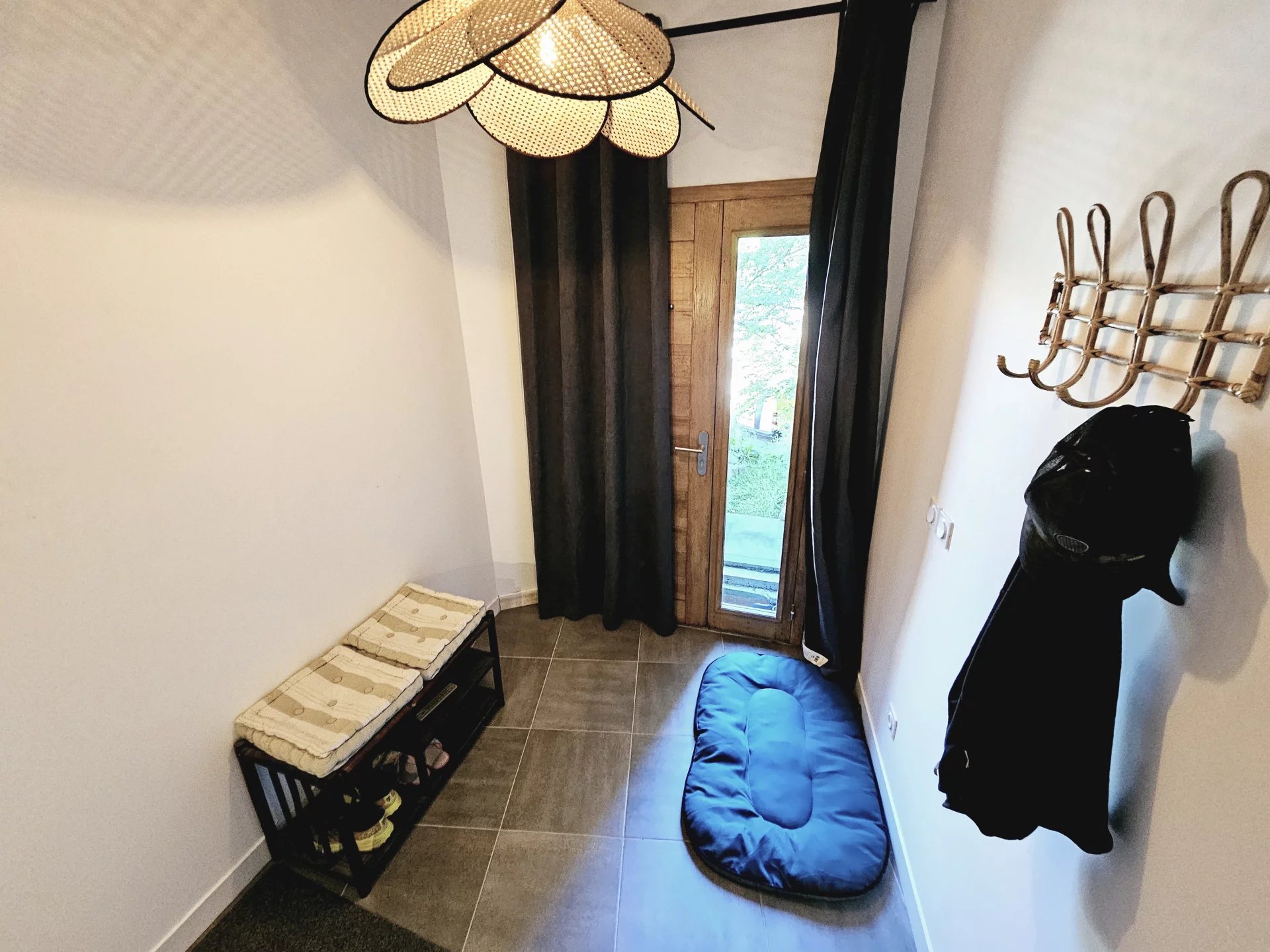 8ef7d0dccb008a52790260f491126763_056c2a2776_1920-original.jpg Magnifique maison de ville rénovée à Quillan, avec terrasse, garage et atelier/studio.