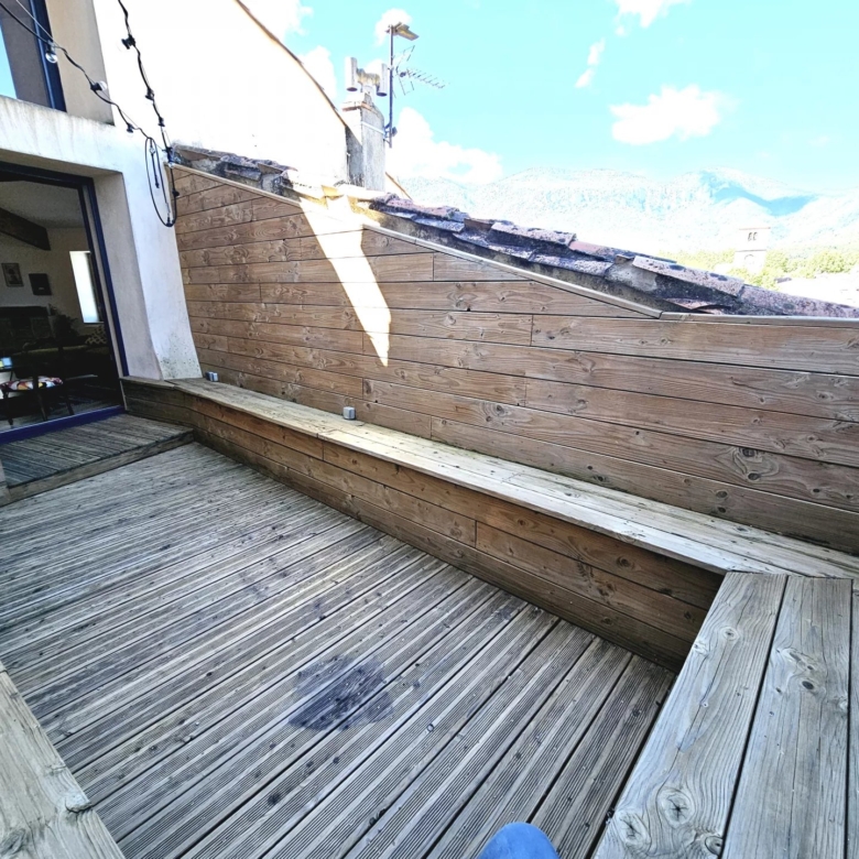 Magnifique maison de ville rénovée à Quillan, avec terrasse, garage et atelier/studio.
