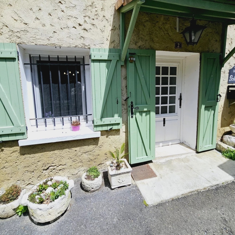 Maison en pierre entièrement rénovée dans un cadre magnifique avec de belles vues.