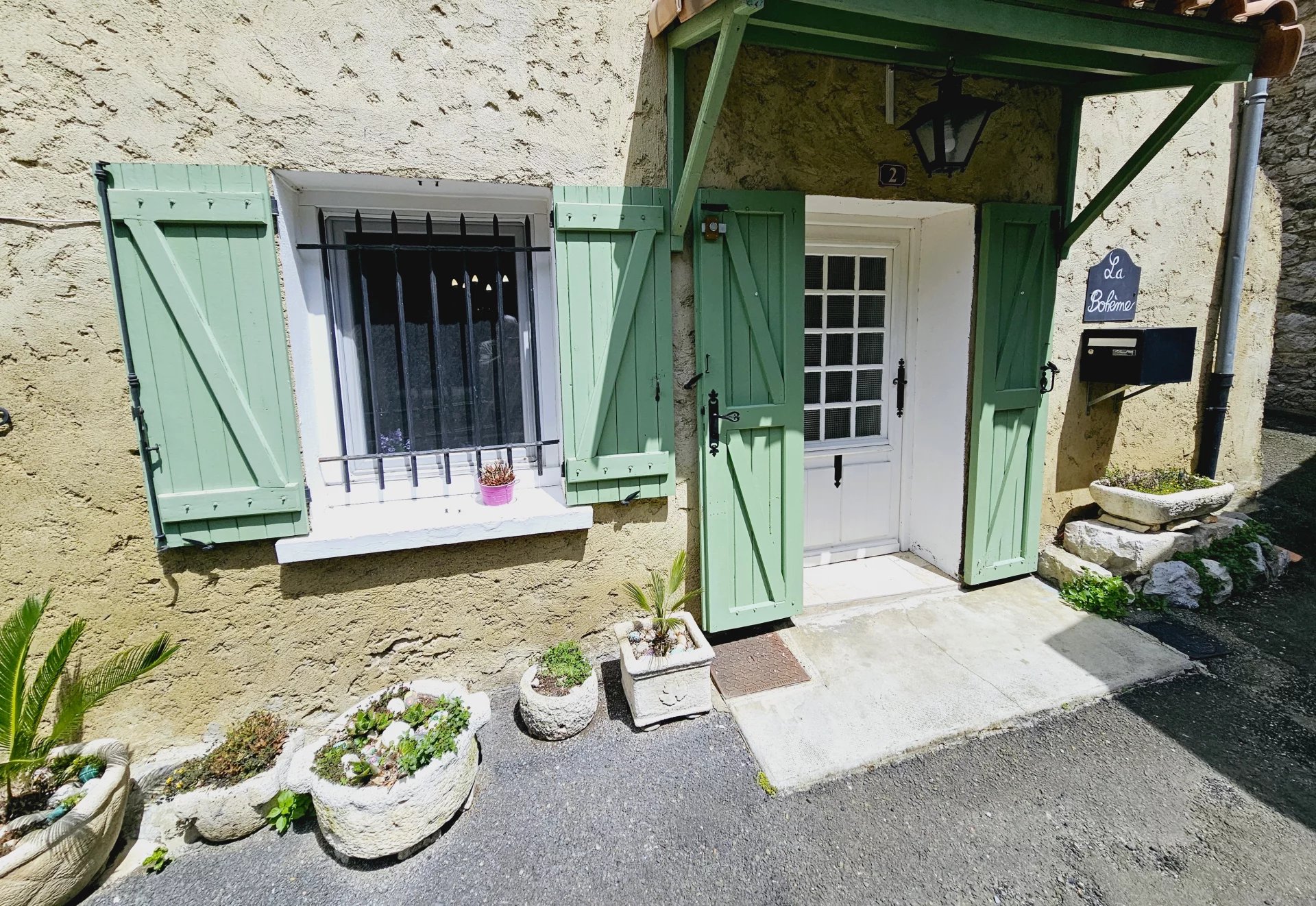 Maison en pierre entièrement rénovée dans un cadre magnifique avec de belles vues.