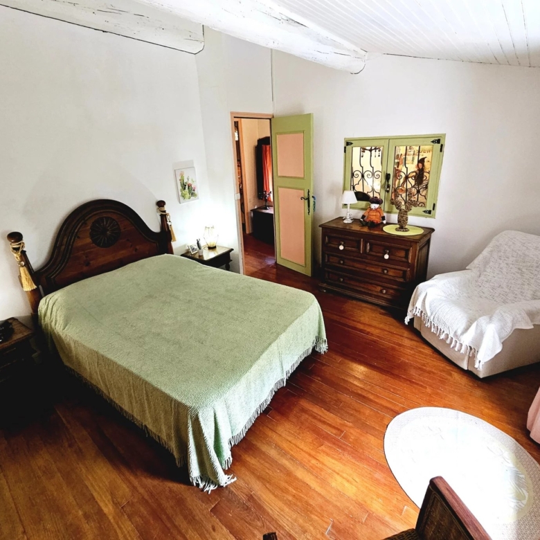 Maison en pierre entièrement rénovée dans un cadre magnifique avec de belles vues.