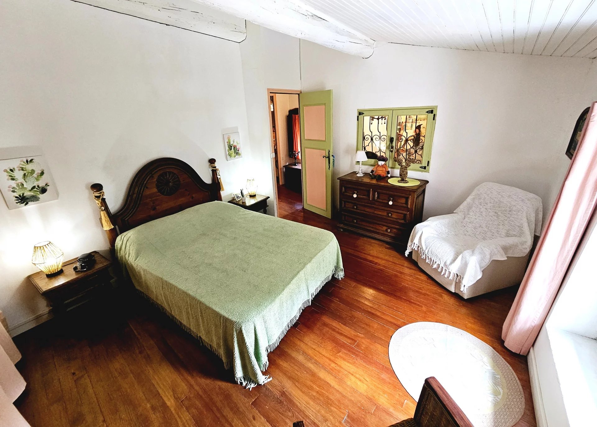 Maison en pierre entièrement rénovée dans un cadre magnifique avec de belles vues.