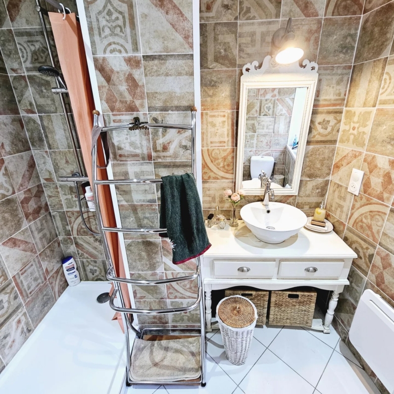 Maison en pierre entièrement rénovée dans un cadre magnifique avec de belles vues.