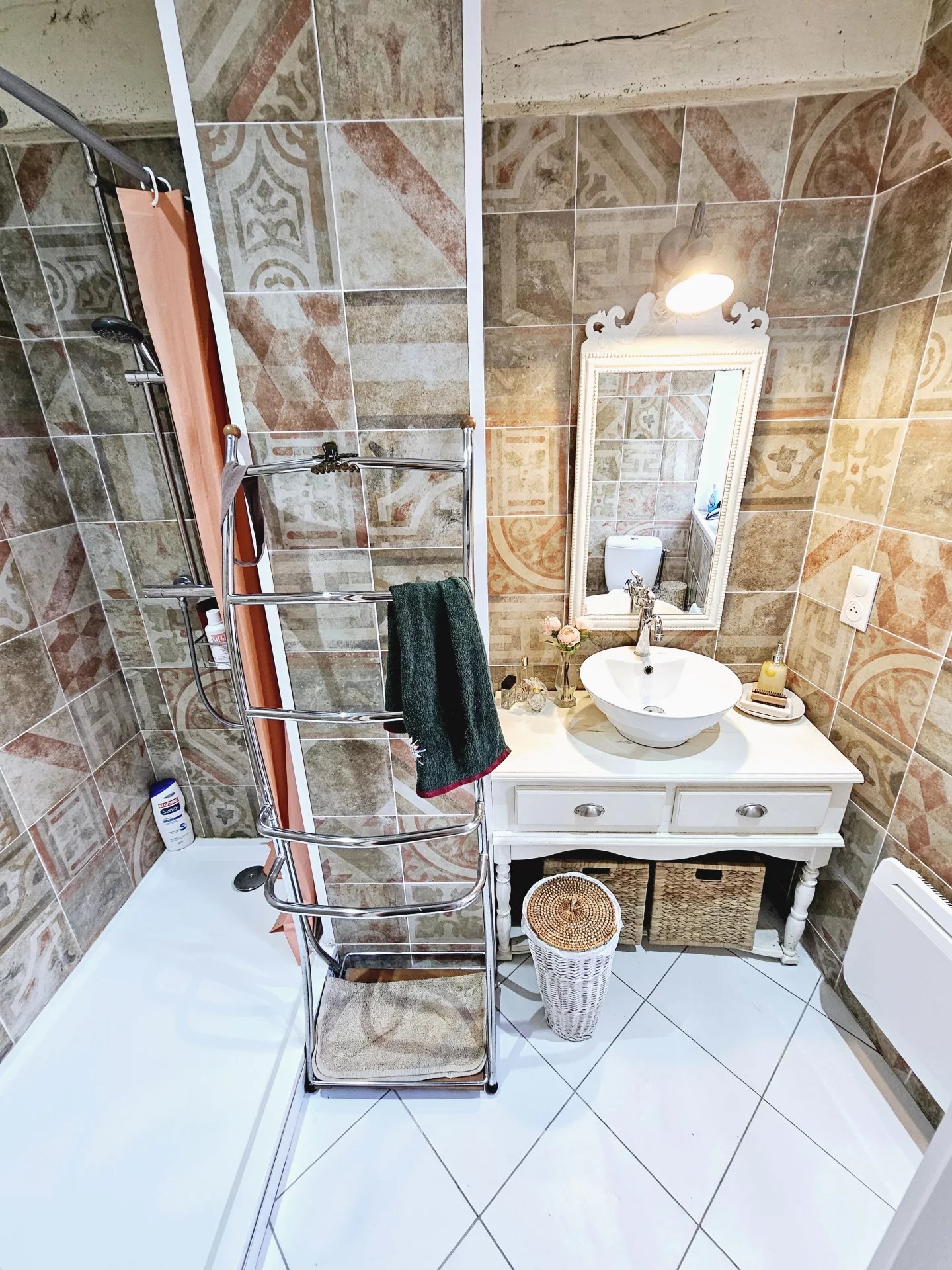 Maison en pierre entièrement rénovée dans un cadre magnifique avec de belles vues.