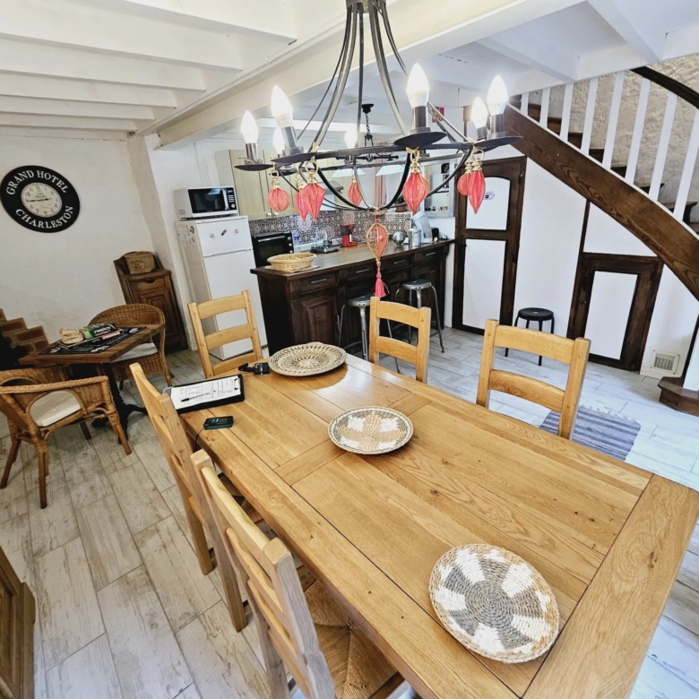 Maison en pierre entièrement rénovée dans un cadre magnifique avec de belles vues.