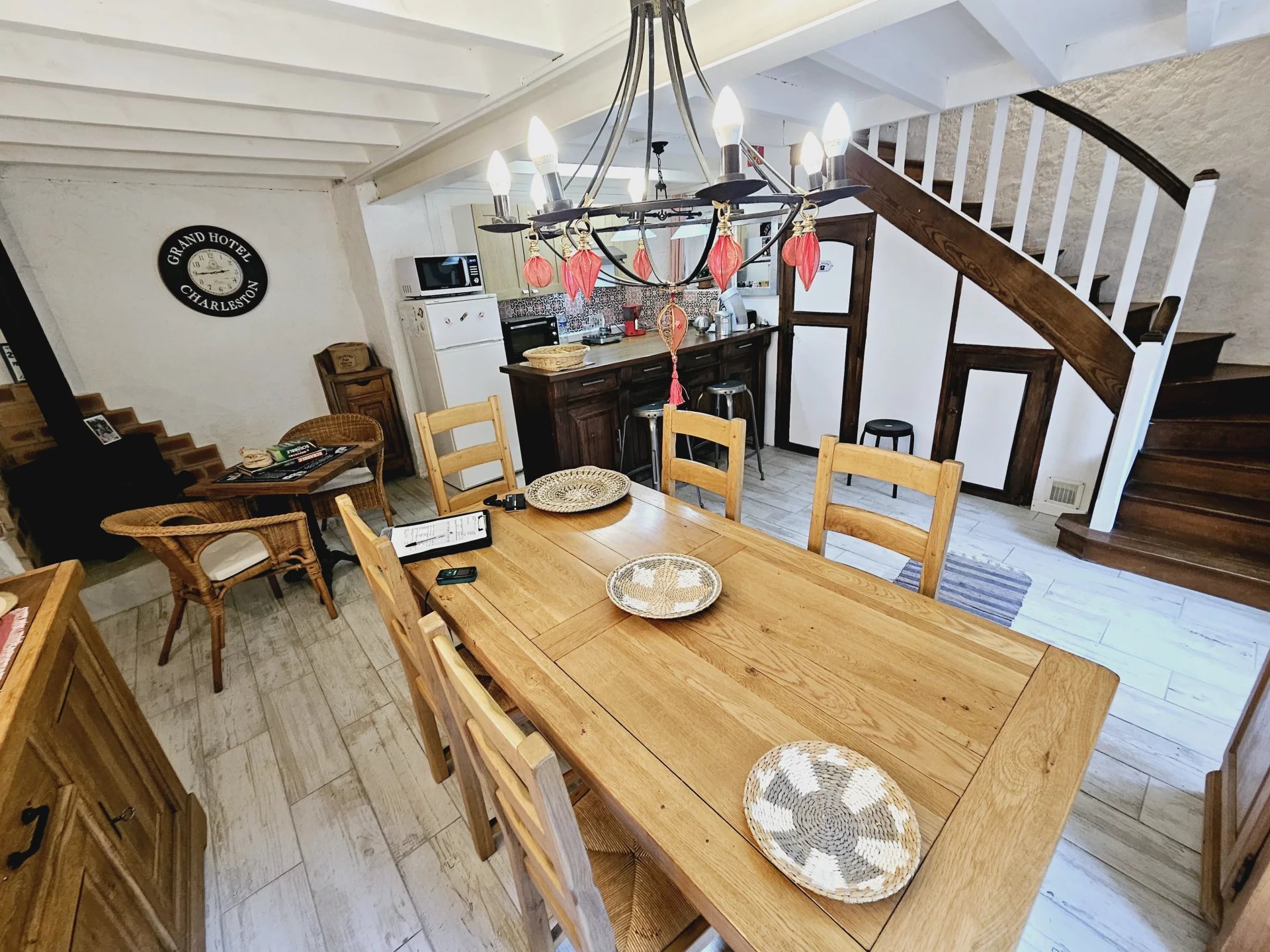 Maison en pierre entièrement rénovée dans un cadre magnifique avec de belles vues.