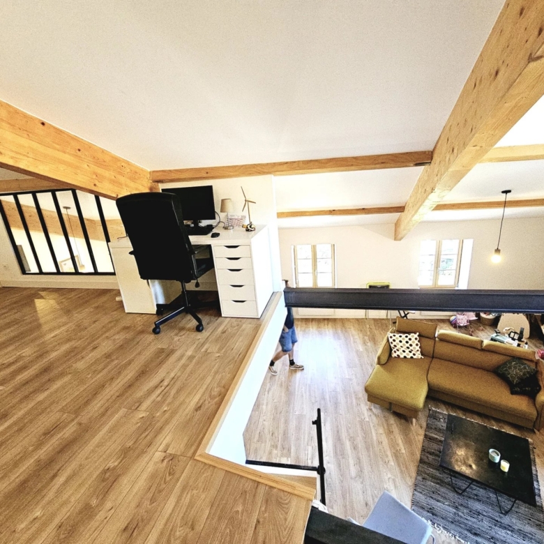 Magnifique maison de ville rénovée à Quillan, avec terrasse, garage et atelier/studio.