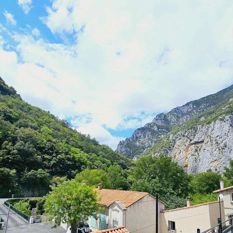 Maison en pierre entièrement rénovée dans un cadre magnifique avec de belles vues.