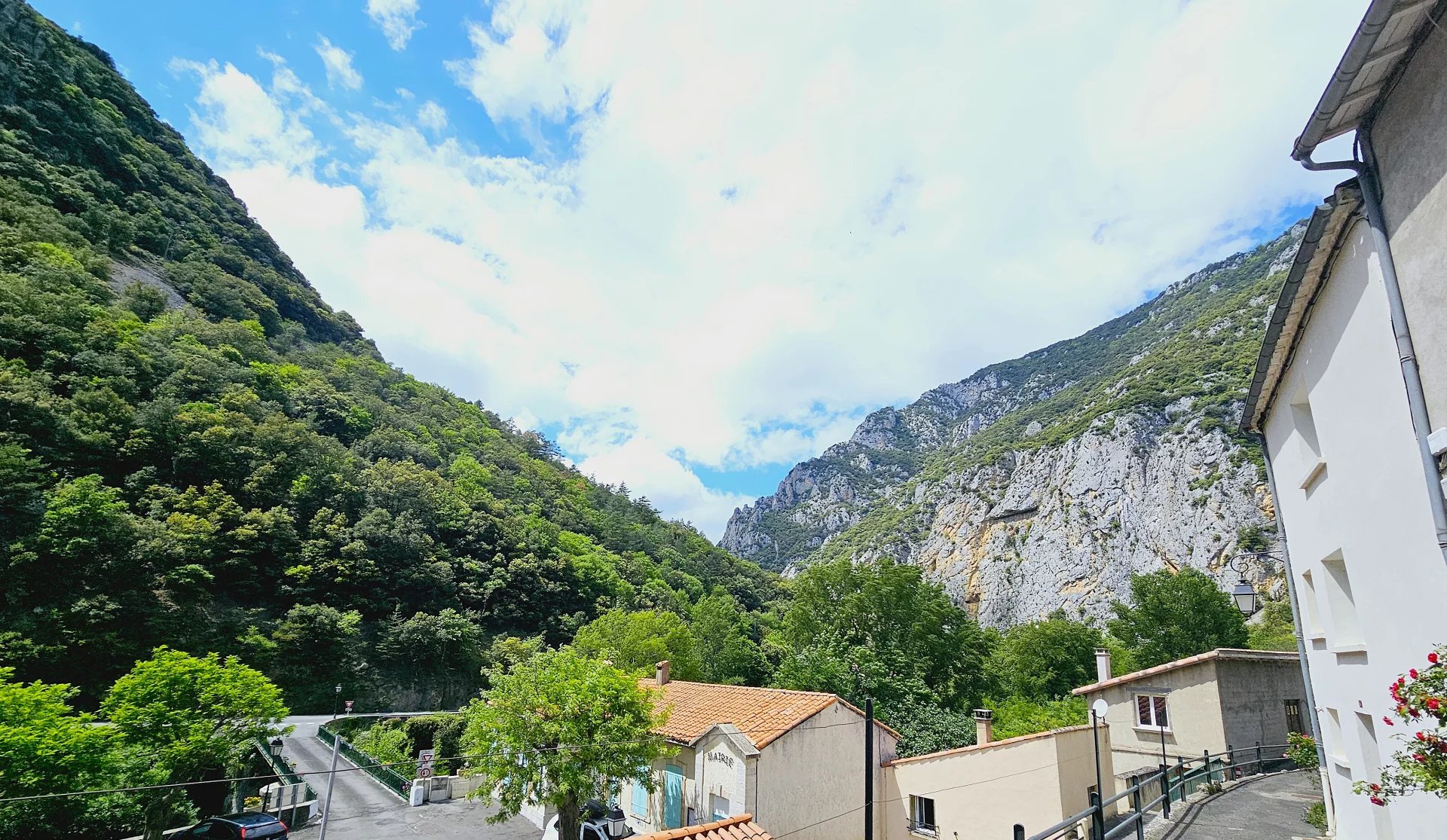 Maison en pierre entièrement rénovée dans un cadre magnifique avec de belles vues.