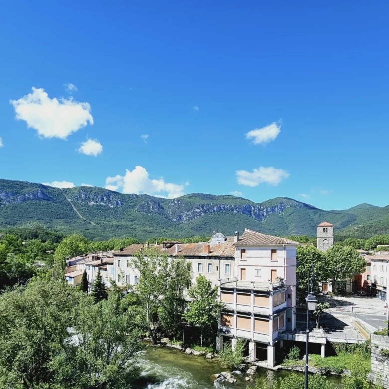 Magnifique maison de ville rénovée à Quillan, avec terrasse, garage et atelier/studio.