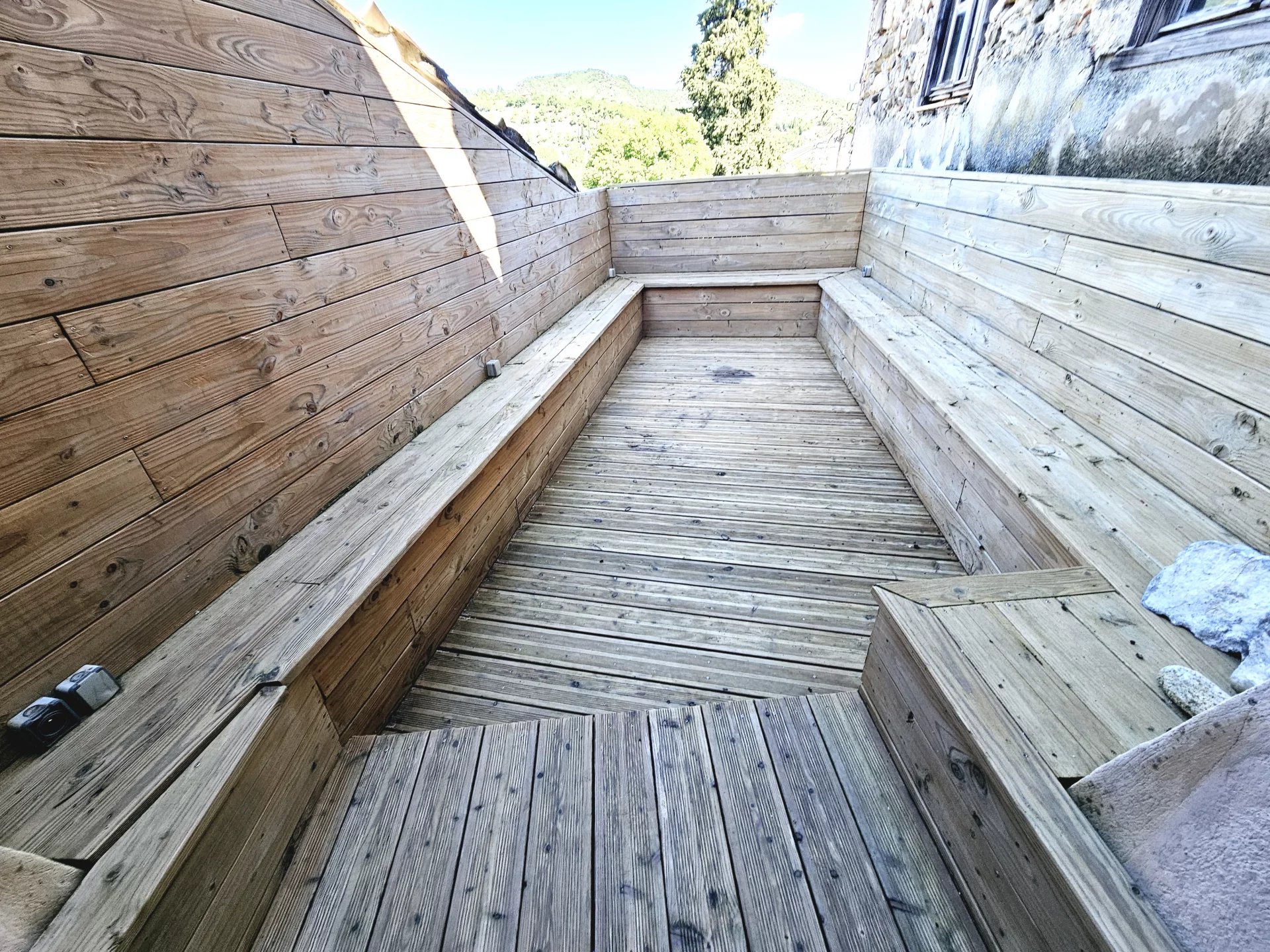 defad3a7be0b4e4549828062129c01b0_53e7a8c6b0_1920-original.jpg Magnifique maison de ville rénovée à Quillan, avec terrasse, garage et atelier/studio.