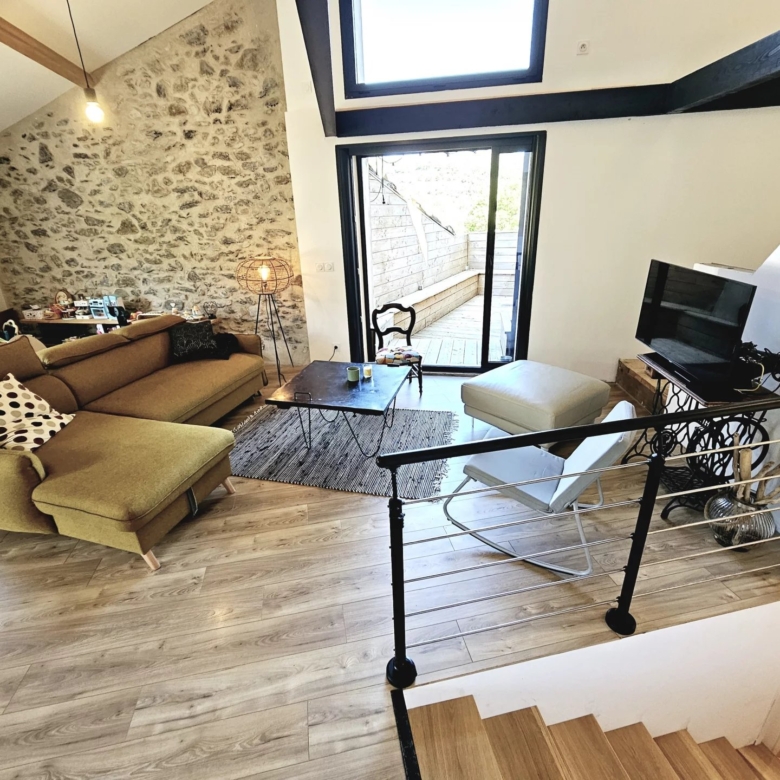 Magnifique maison de ville rénovée à Quillan, avec terrasse, garage et atelier/studio.