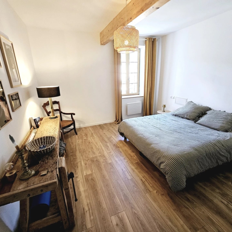 Magnifique maison de ville rénovée à Quillan, avec terrasse, garage et atelier/studio.