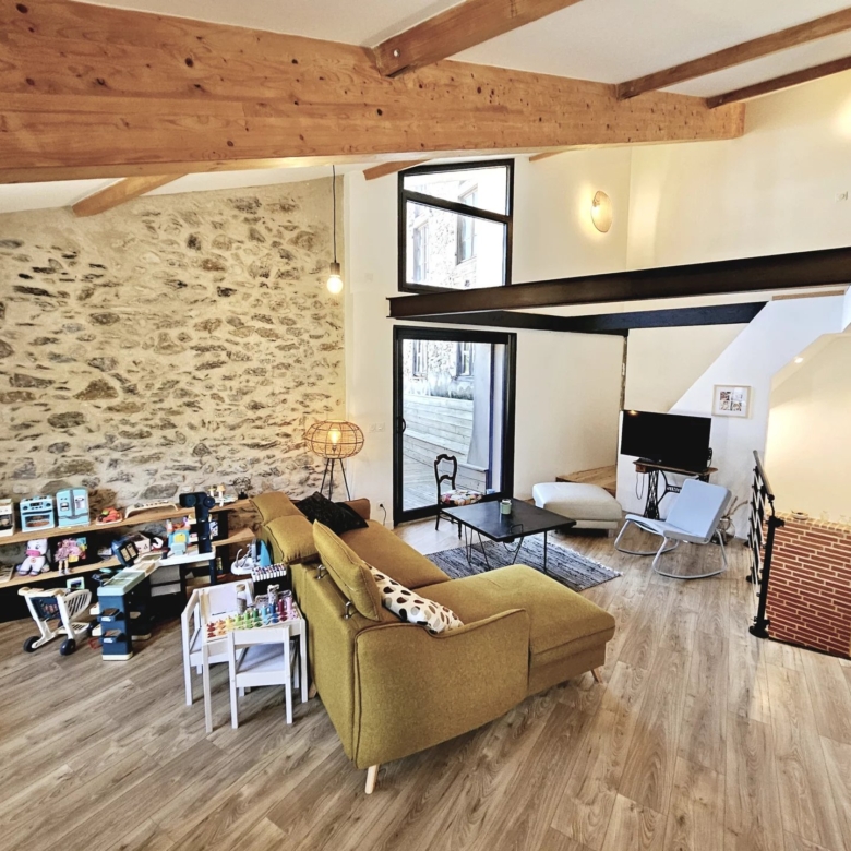 Magnifique maison de ville rénovée à Quillan, avec terrasse, garage et atelier/studio.