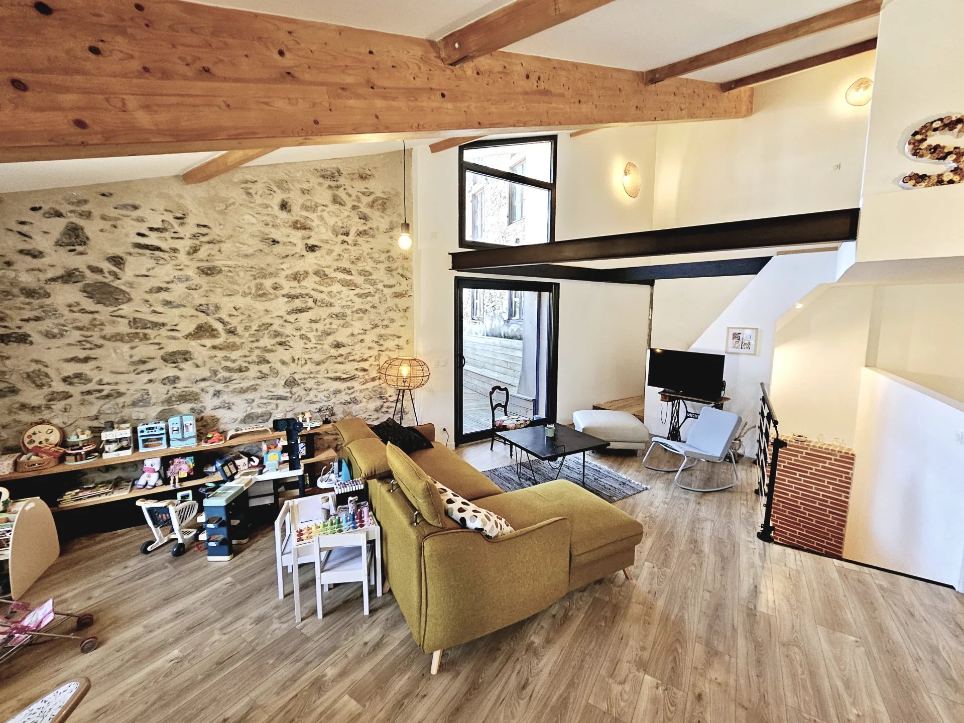 fb1f8e894170105bdde84771925d7685_bab2c87044_1920-original.jpg Magnifique maison de ville rénovée à Quillan, avec terrasse, garage et atelier/studio.