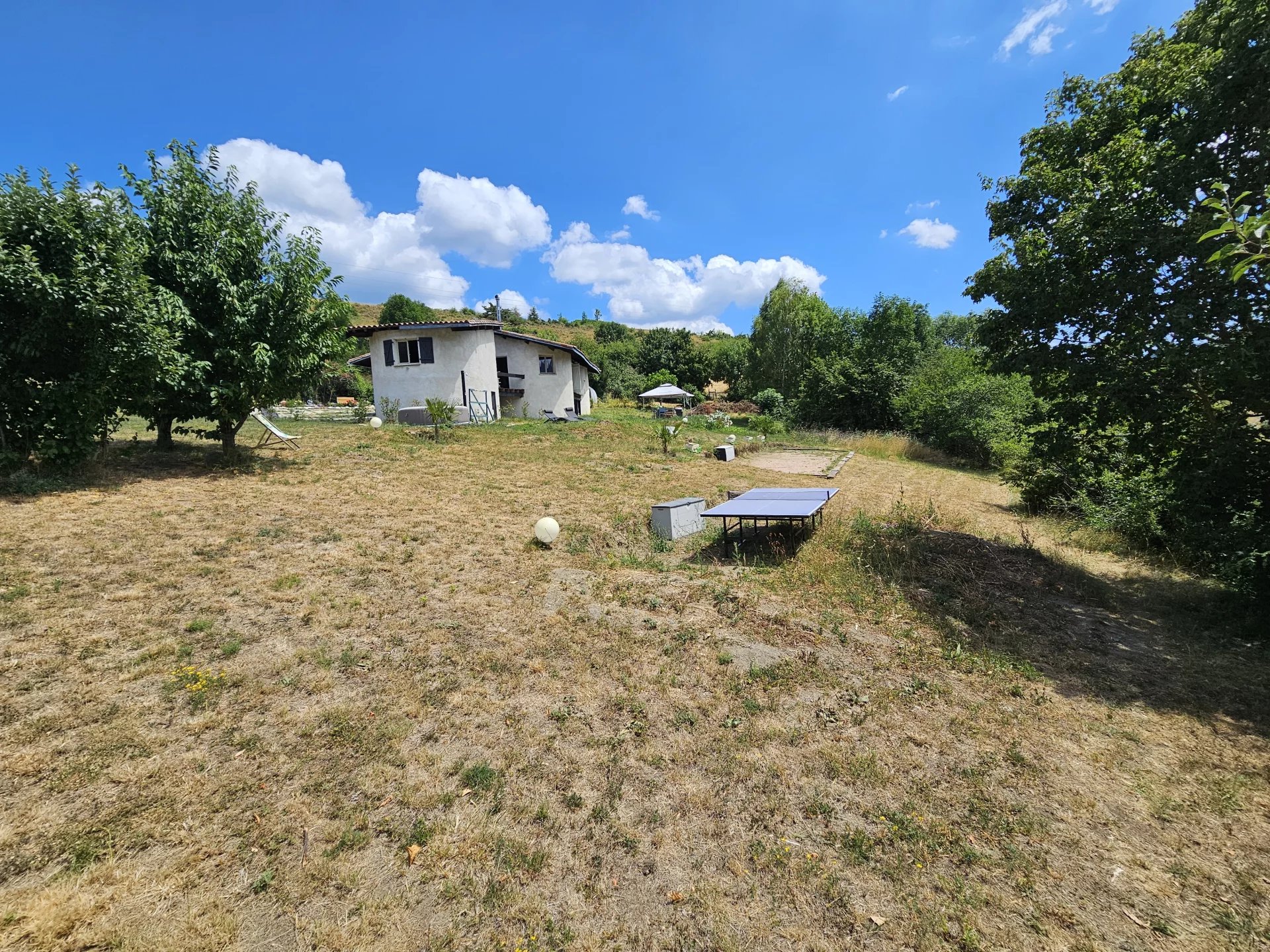 Vue imprenable sur les montagnes depuis cette villa unique de 3 chambres.