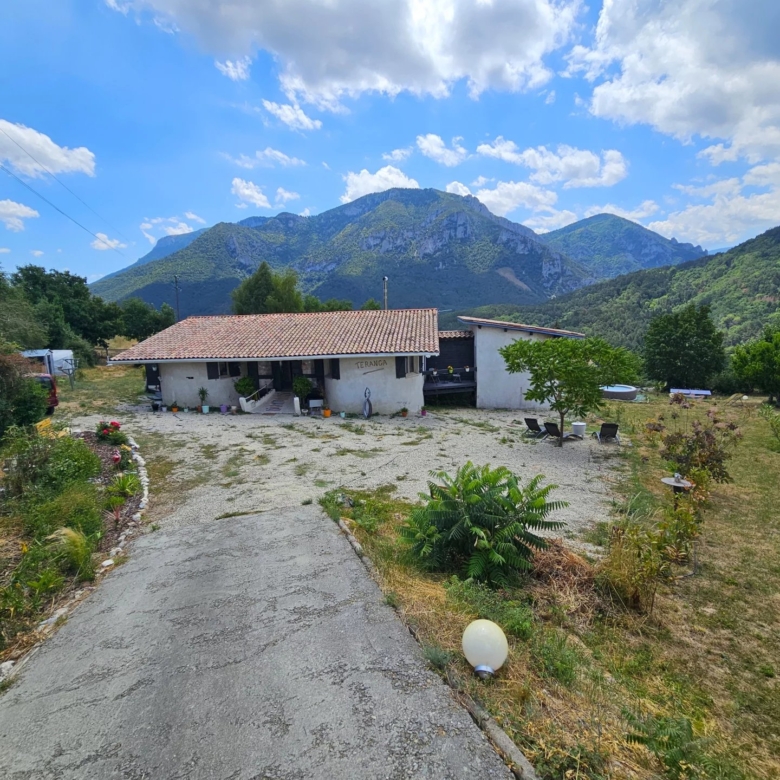 Vue imprenable sur les montagnes depuis cette villa unique de 3 chambres.