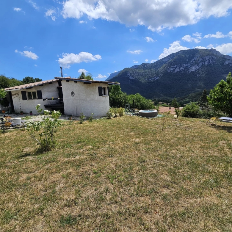 Vue imprenable sur les montagnes depuis cette villa unique de 3 chambres.