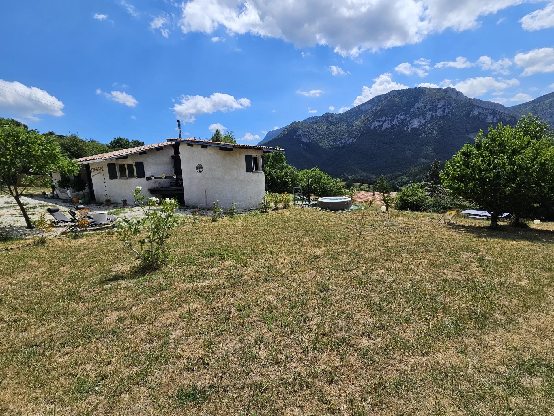 Vue imprenable sur les montagnes depuis cette villa unique de 3 chambres.