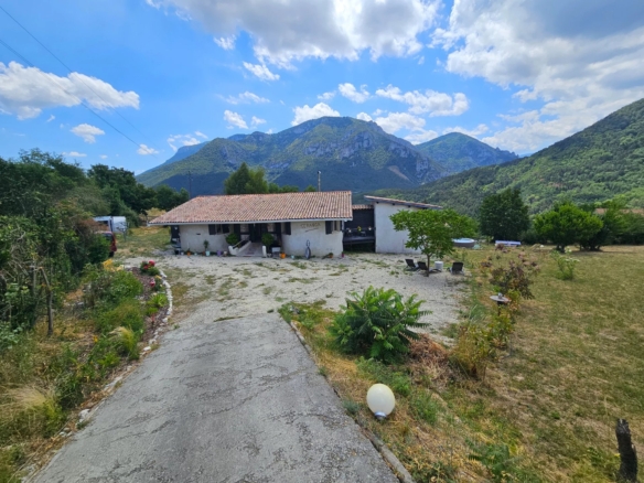 Vue imprenable sur les montagnes depuis cette villa unique de 3 chambres.