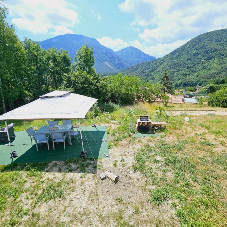 Vue imprenable sur les montagnes depuis cette villa unique de 3 chambres.