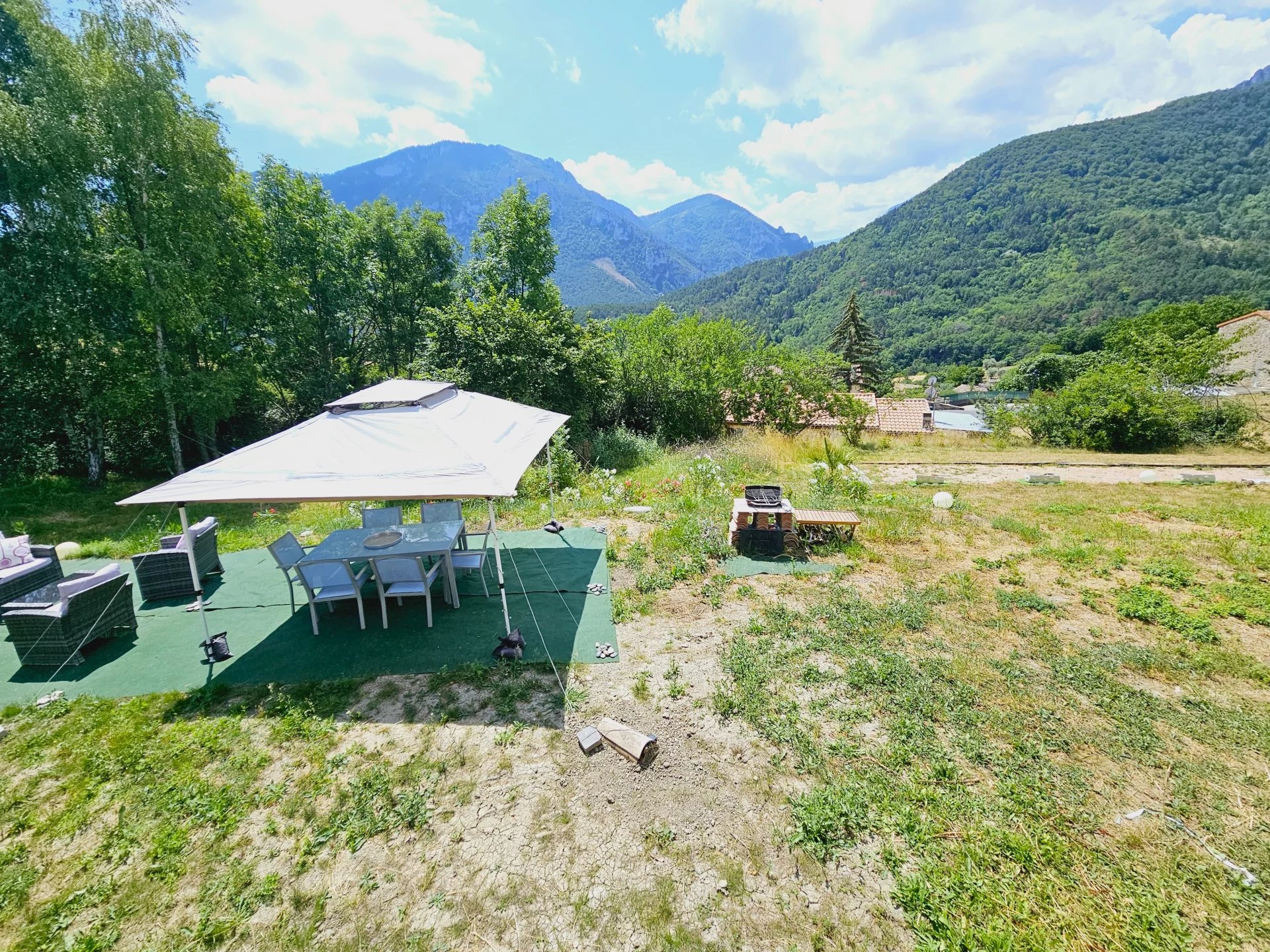 Vue imprenable sur les montagnes depuis cette villa unique de 3 chambres.